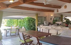 Maisons de vacances Nice Home In Nebian With 2 Bedrooms, Wifi And Outdoor Swimming Pool : photos des chambres
