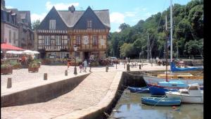 Appartements IDEAL- En plein milieu du PORT de ST GOUSTAN a AURAY- Grand T2 - 50M2 -Belle Terrasse : photos des chambres