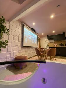 Capsule color deluxe Balnéo I écran home cinéma I console de jeux