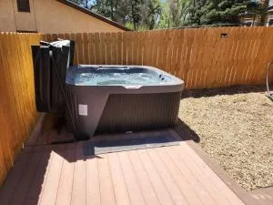 Delightful 1 Bedroom Camper with Outdoor Hot Tub - 马尼温泉