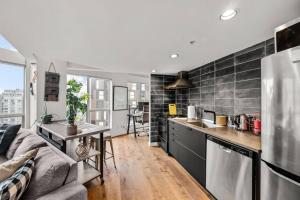 Beautiful Downtown Loft with full kitchen