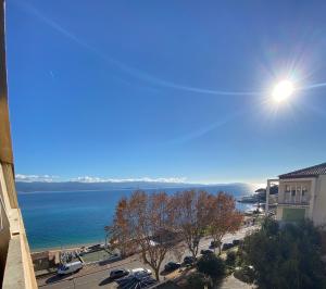 Ajaccio magnifique T2 40m2 centre ville vue mer au bord de la plage neuf 5 personnes Clim wifi balcon parking privé fermé
