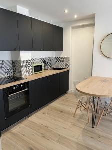 Ajaccio magnifique T2 37m2 centre ville vue mer au bord de la plage Neuf 4 couchages balcon parking privé fermé Clim wifi