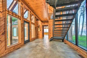 Lakefront Applegate Retreat w Private Beach!