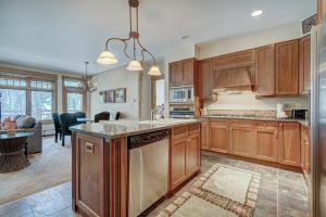 Luxurious 2 BR in River Run Village with Ski in ski out, Kids Ski Free condo