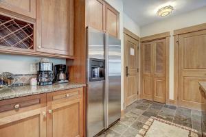 Luxurious 2 BR in River Run Village with Ski in ski out, Kids Ski Free condo