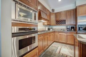 Luxurious 2 BR in River Run Village with Ski in ski out, Kids Ski Free condo