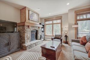 Luxurious 2 BR in River Run Village with Ski in ski out, Kids Ski Free condo