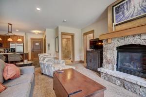 Luxurious 2 BR in River Run Village with Ski in ski out, Kids Ski Free condo