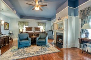 King Room with Walk-in Shower - Menendez room in Bayfront Westcott House Bed & Breakfast