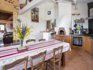 Maisons de vacances Tranquil Holiday Home in Mazeyrolles with Garden : photos des chambres