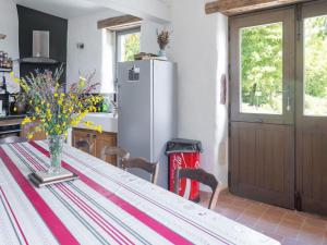 Maisons de vacances Tranquil Holiday Home in Mazeyrolles with Garden : photos des chambres