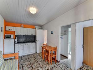 Maisons de vacances Snug holiday home in Saint Savinien with private terrace : photos des chambres