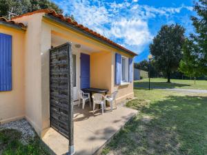 Maisons de vacances Snug holiday home in Saint Savinien with private terrace : photos des chambres