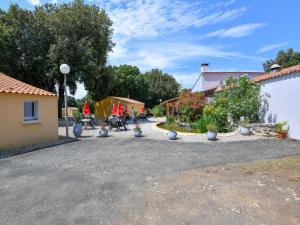 Maisons de vacances Simplistic holiday home in Saint Savinien with garden : photos des chambres