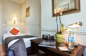Hotels Hotel De La Porte Doree : photos des chambres