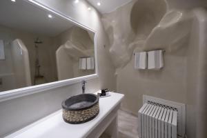 Anemos Cave Suites