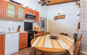 Nice Home In Fazana With 2 Bedrooms And Wifi