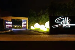 Silk Motel - Carvalhos