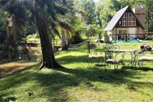 Casa con PILETA al borde del RIO