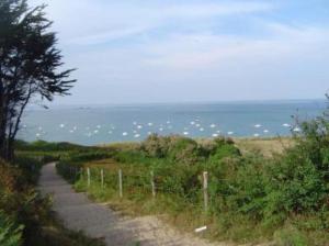Maison avec jardin et plage de sable fin accessible à pied à 300m
