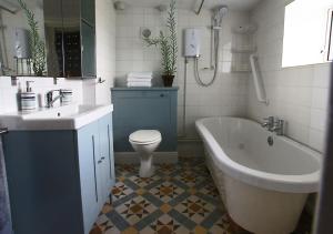 Cozy cottage overlooking fields, Upwell