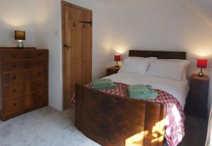 Cozy cottage overlooking fields, Upwell