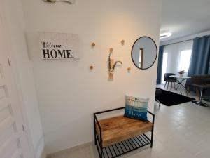 Precioso apartamento con piscinas y vistas al mar.