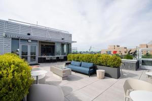 Stylish Condo at Clarendon with Rooftop Views