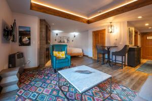 Studio Efficiency Unit with Balcony over Mountaineer Square condo