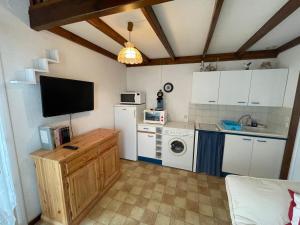 Appartement Cosy avec Terrasse Intime, à 500m de la Plage de Nauzan - FR-1-550-37