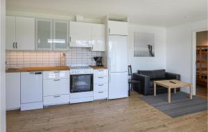 Beautiful Home In Löttorp With Wifi