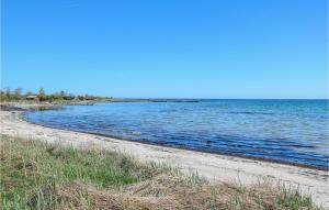 Beautiful Home In Löttorp With Wifi