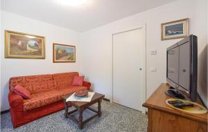 2 Bedroom Amazing Home In Massarosa