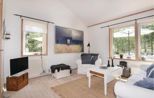 2 Bedroom Amazing Home In Lärbro