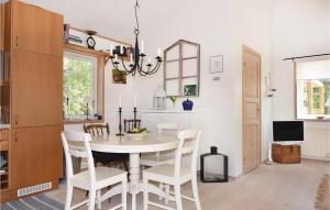 2 Bedroom Amazing Home In Lärbro