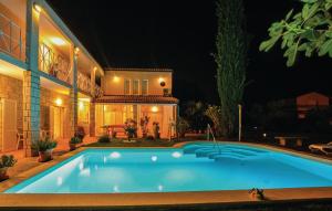 Awesome Apartment In Izola With Wifi