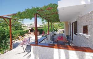 Amazing Home In Sucuraj With 3 Bedrooms And Wifi