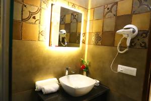 Hotel Palm Grand Naraina New Delhi - Couple Friendly Local IDs Accepted