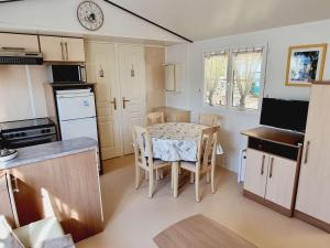 Chalets Chalet Dolus-d'Oleron, 3 pieces, 4 personnes - FR-1-246A-125 : photos des chambres