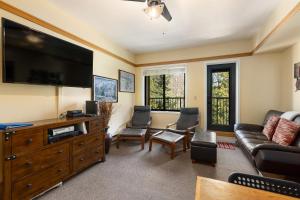 2767 Slopeside condo