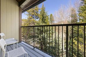 2767 Slopeside condo