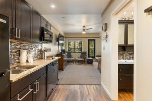 2767 Slopeside condo