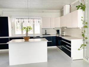 Maalaistalo maatilamiljöössä