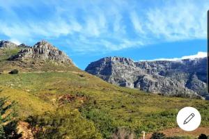 Disa Park Studio with Mountain Views