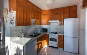 Awesome Apartment In Klek With 3 Bedrooms And Wifi