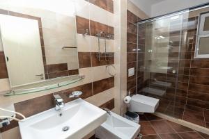 Triple Room with Sea View and Balcony room in Hotel Picasso