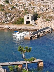 Villa Niko PET FRIENDLY 200 M FROM HIDDEN SANDY BEACH pets stays for free