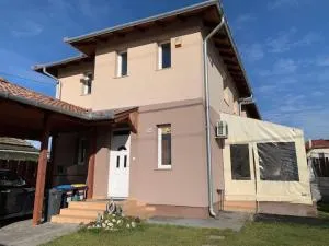 Airport Road/Reptér közeli ház privát parkolóval - Gyál