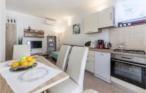Cozy Apartment In Fazana With Wifi 